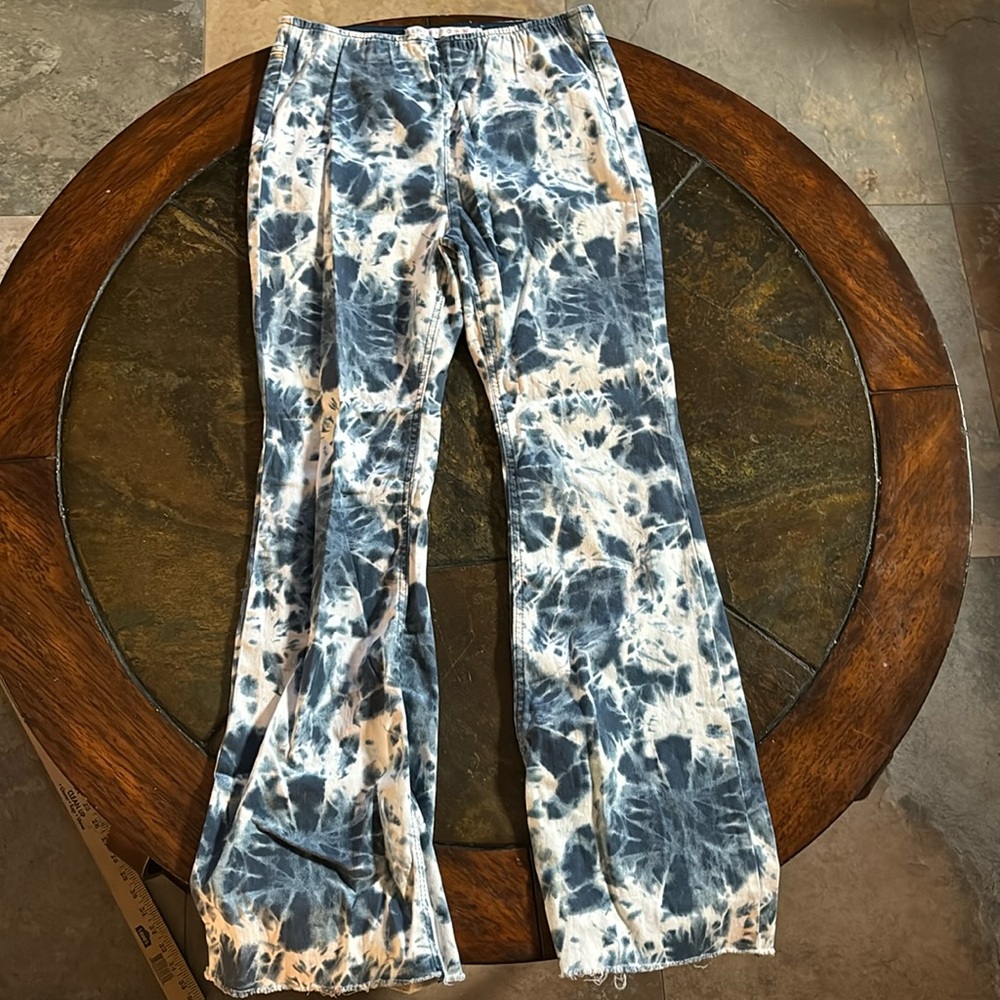 Tinseltown tie dyed white and blue flair jeans with elastic waist